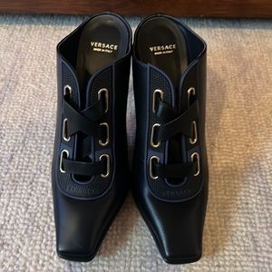 Versace 2017 Fall Runaway Collection - Black Pumps